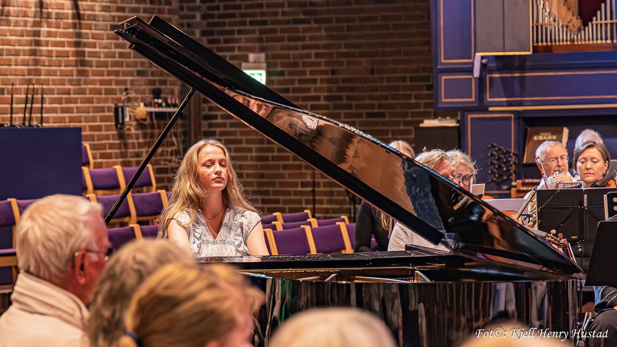 Pianist ved flygelet med orkesteret