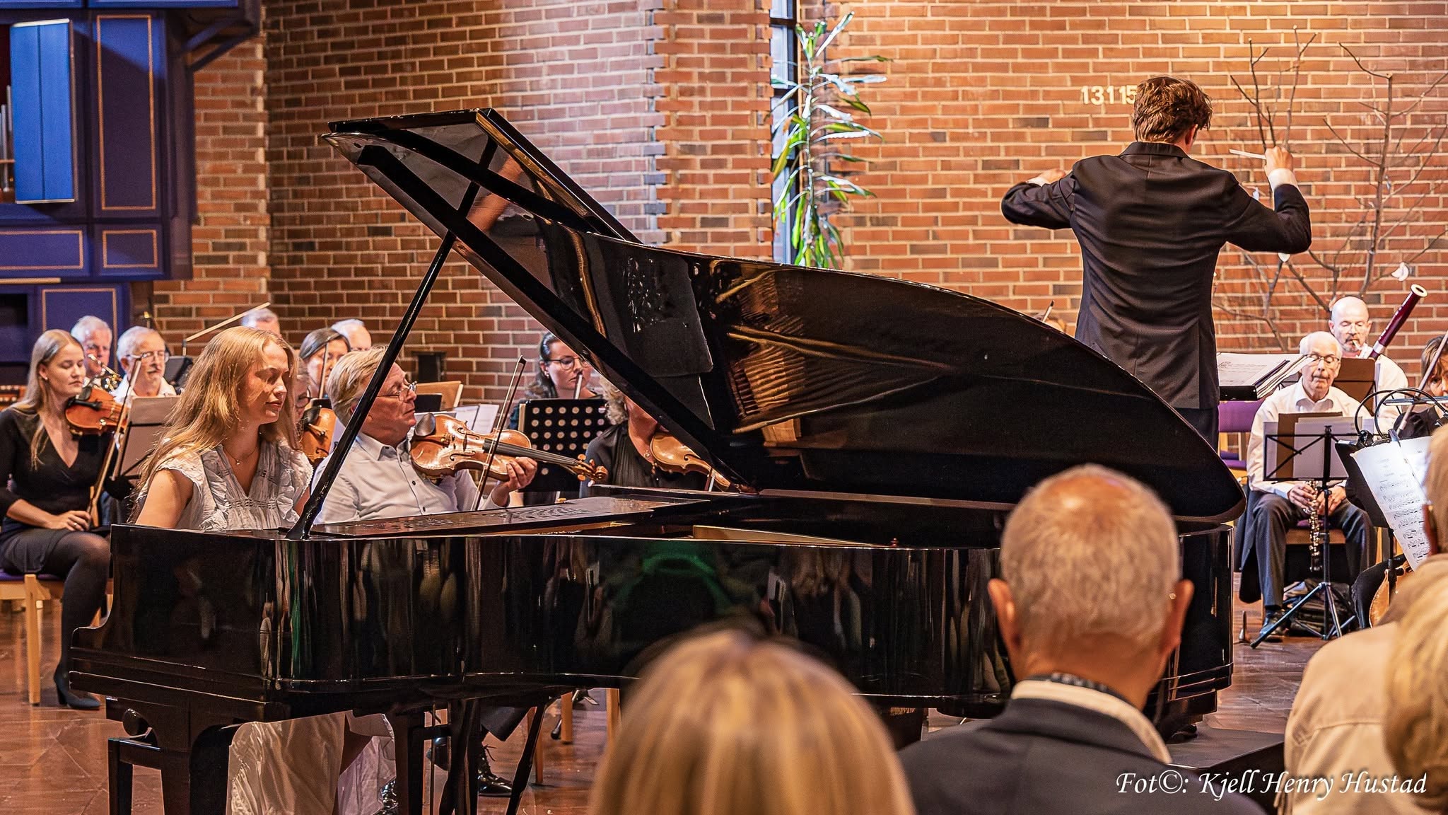 Pianosolist og dirigent med orkesteret