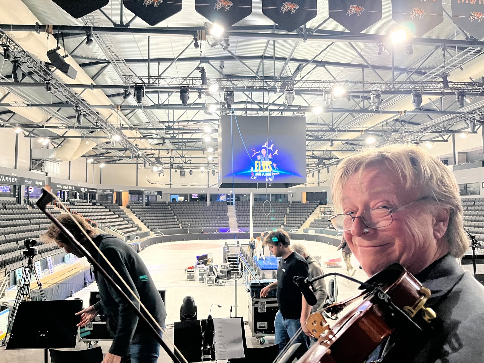 Cellist før en konsert i en stor arena