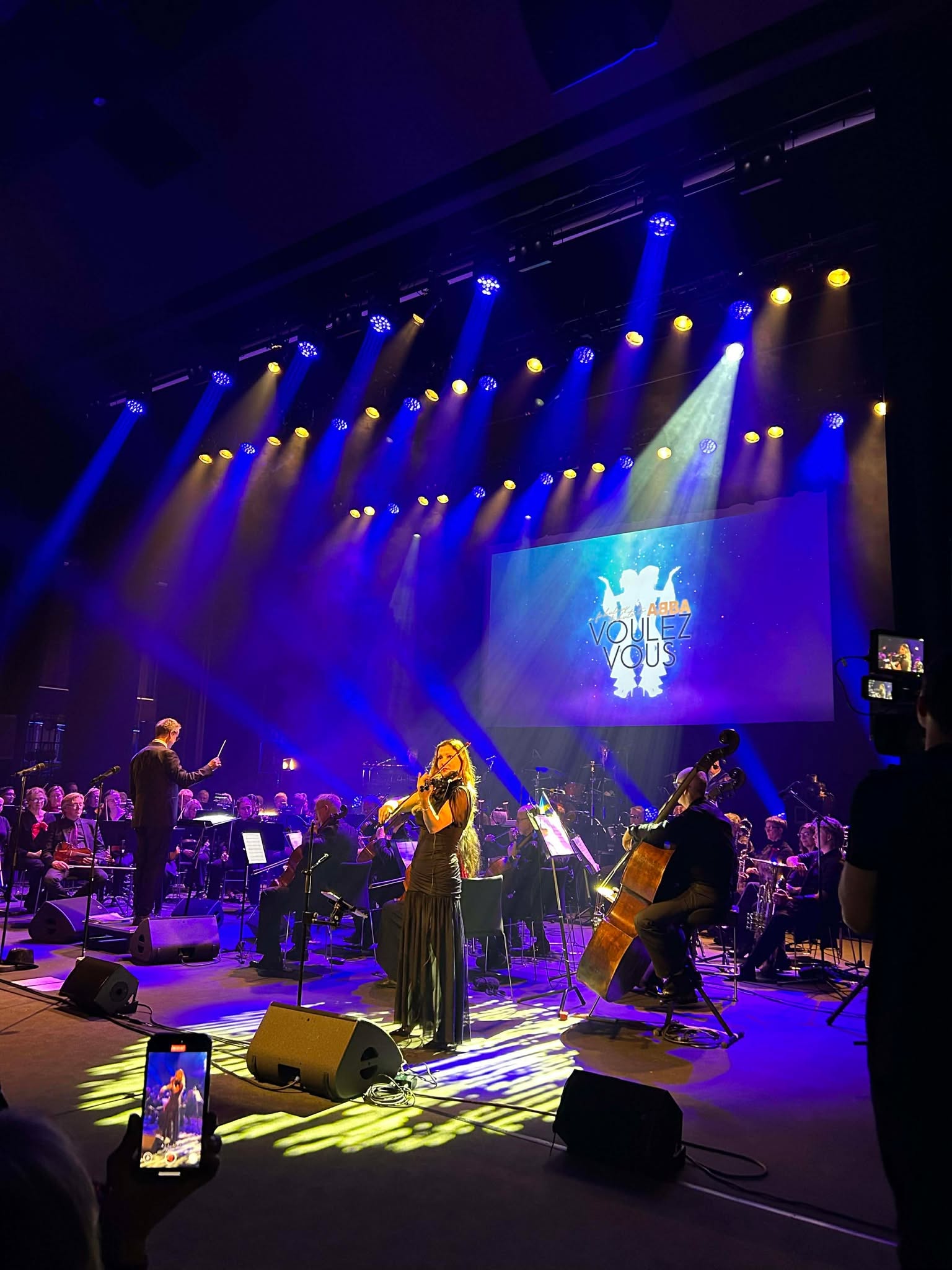 Fiolinsolist på scenen under ABBA-konsert