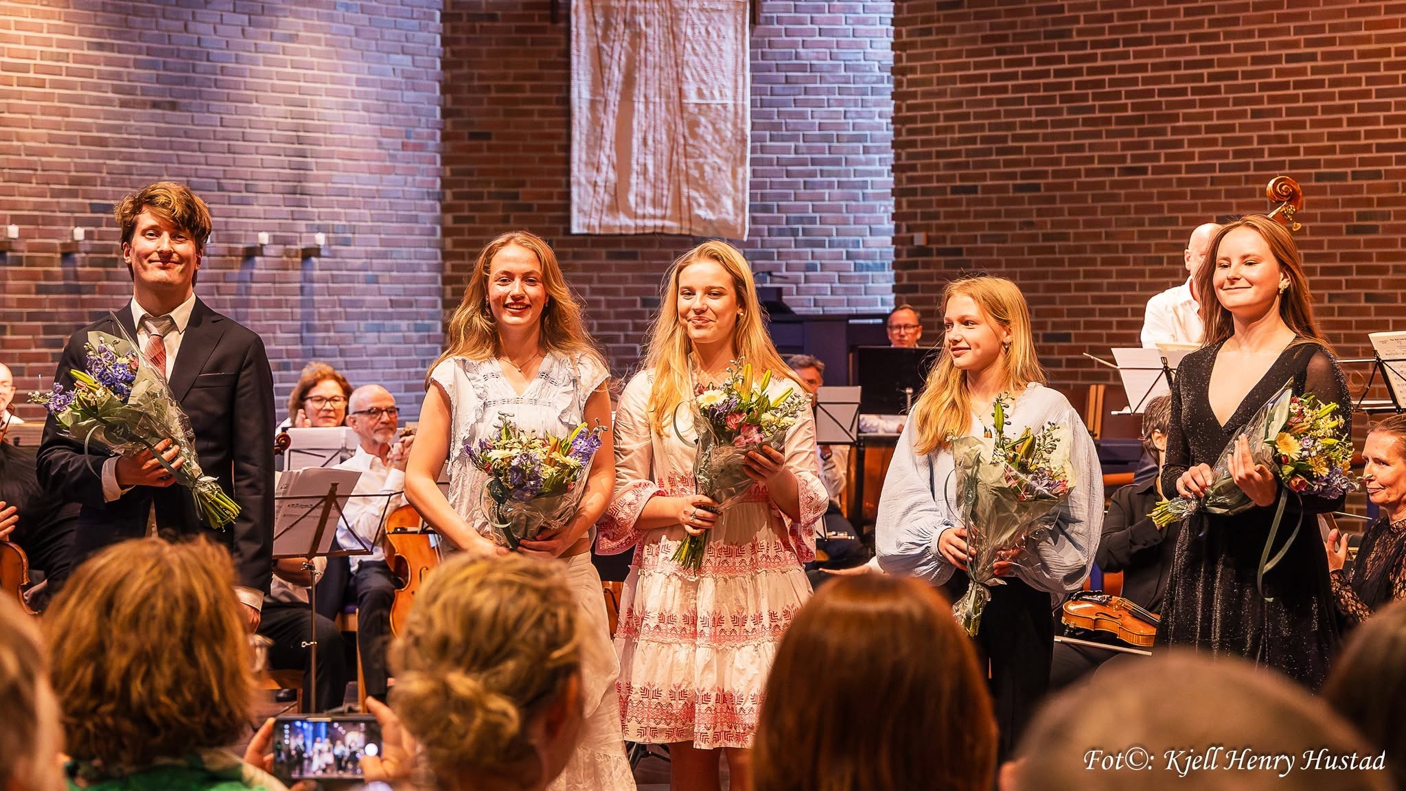 Solister og dirigent takkes etter konserten