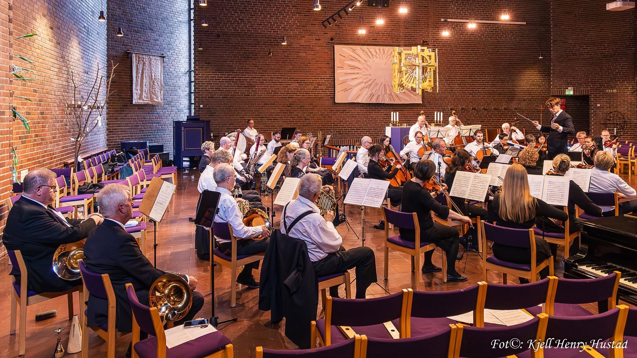 Orkesteret spiller for publikum i kirken