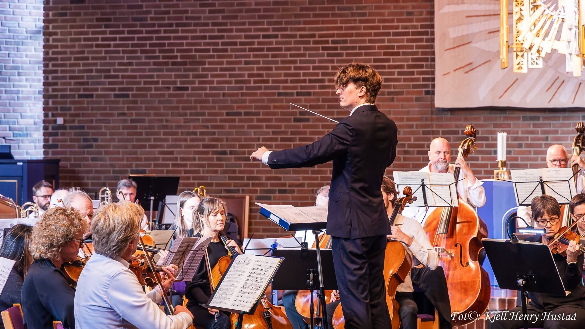 Dirigenten leder orkesteret