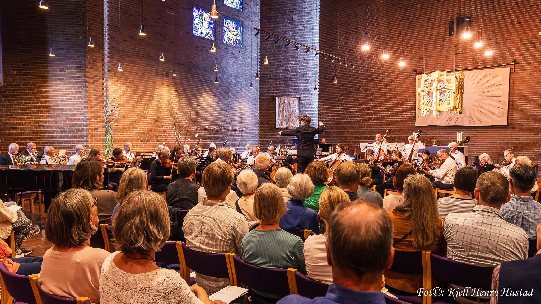 Orkesteret spiller i kirken foran publikum