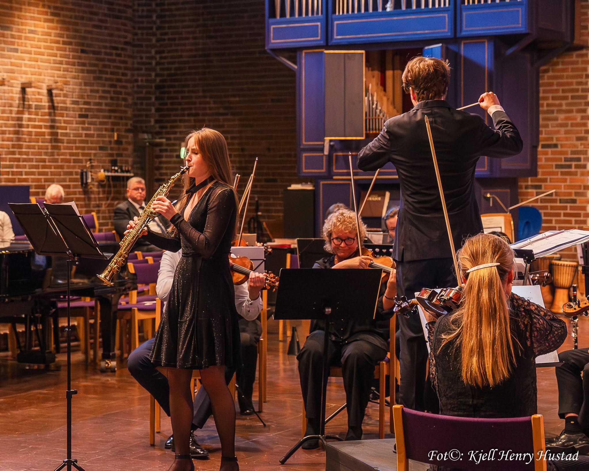 Saksofonsolist spiller med orkesteret
