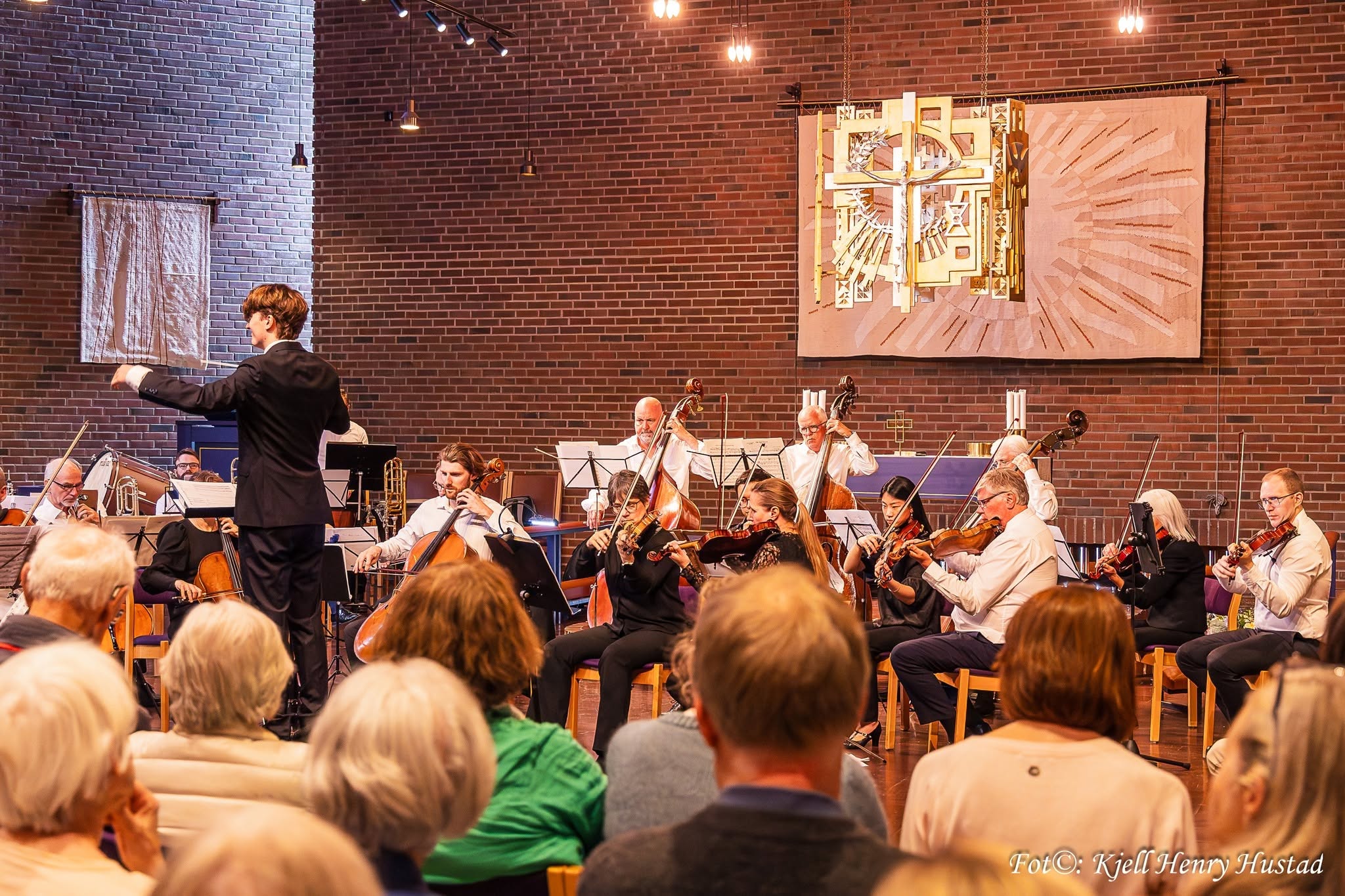 Orkesteret spiller i kirkerommet