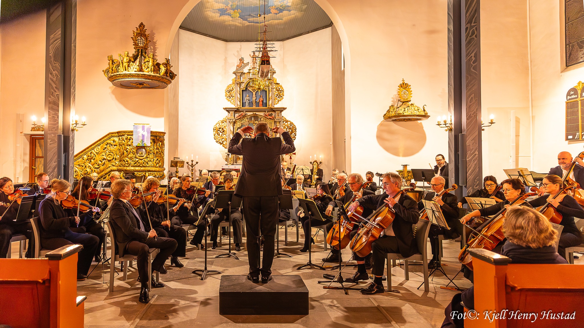 Musikere i Asker symfoniorkester spiller sammen