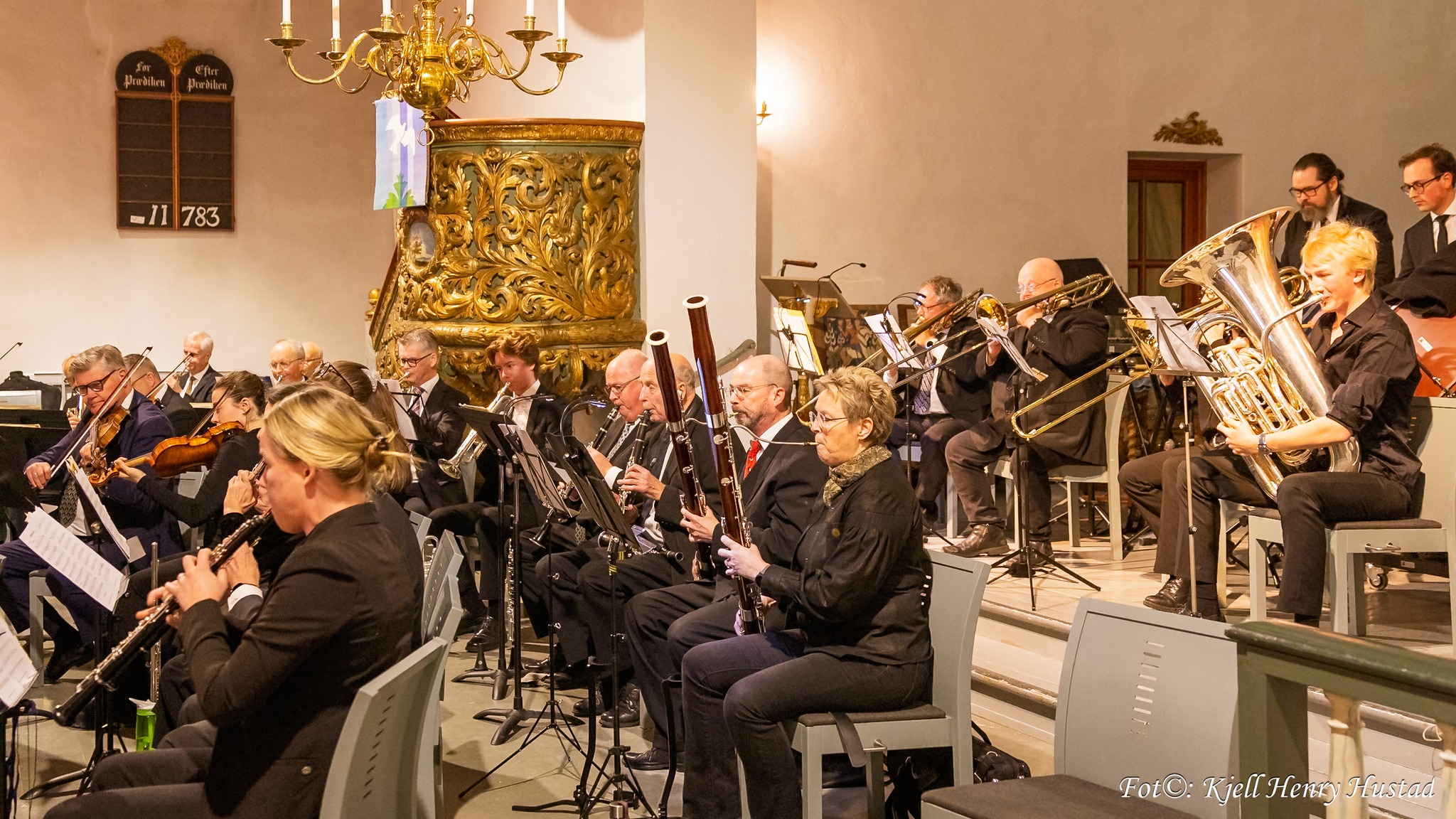 Strykere og musikere under fremføring
