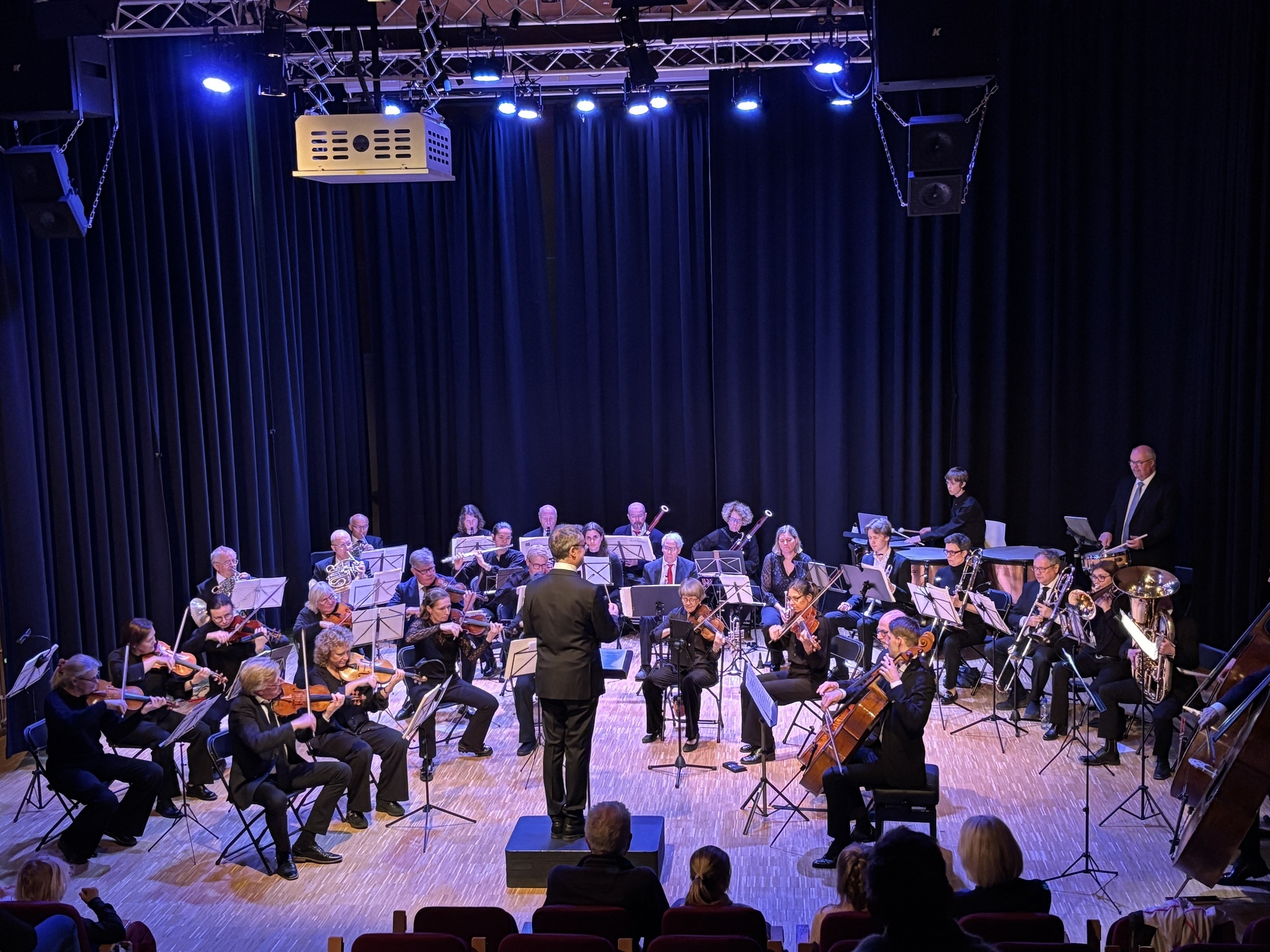 Orkesteret spiller på scenen